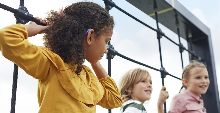Adaptación temprana al uso de audífonos en niños y adolescentes con sordera