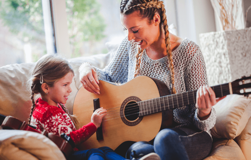 ¿Qué papel juega la familia en el éxito del tratamiento auditivo infantil?
