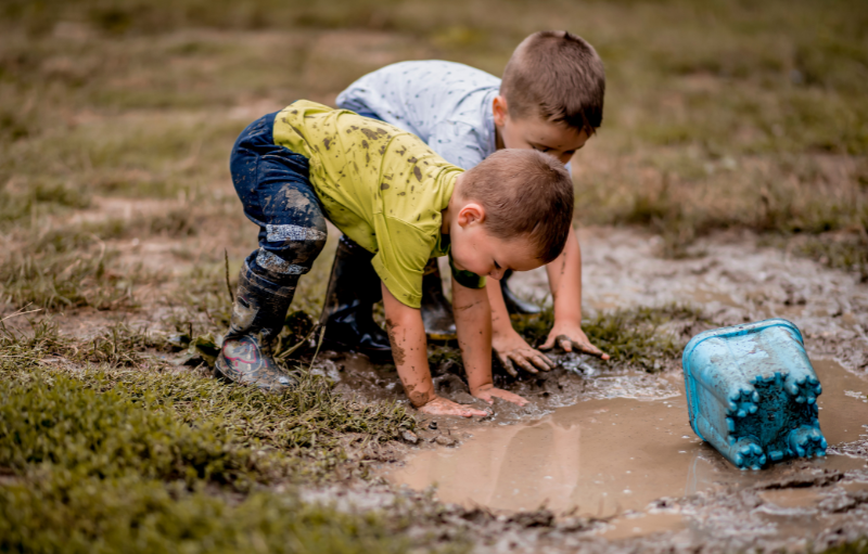 ¿Qué hacer cuando los audífonos de tu hijo se mojan o se ensucian?