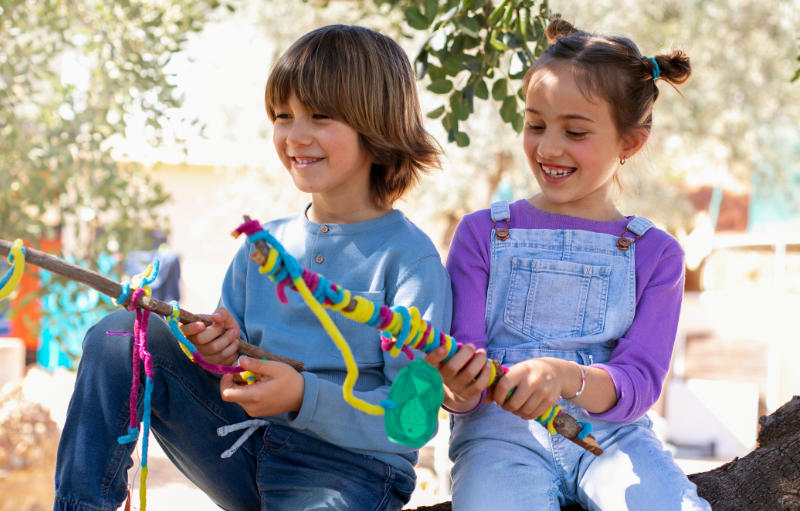 ¿Tu hijo no quiere usar sus audífonos en público?