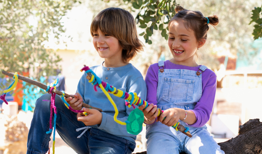 ¿Tu hijo no quiere usar sus audífonos en público?