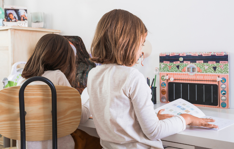 ¿Cómo enseñar a tu hijo o hija a limpiar y cuidar sus audífonos?
