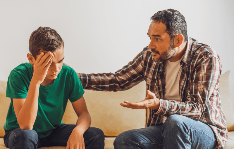 ¿Tu hijo o hija no quiere usar sus audífonos? Cómo enfrentar la rebeldía adolescente